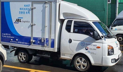 한국과학기술원(KAIST)에서 연구개발한 하이브리드 개조 기술 적용 친환경 디젤 트럭 실증 모습 / 한국과학기술원
