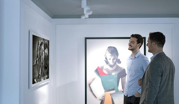 프랑스 파리에 위치한 옐로우코너 갤러리에서 고객들이 삼성 더 프레임으로 사진 작품을 감상하는 모습 / 삼성전자