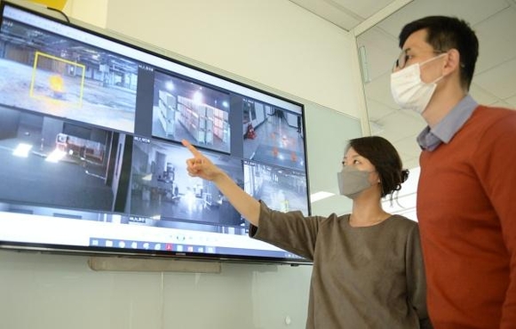 포스코ICT 직원들이 영상분석 플랫폼 'Vision AI' 가 적용된 CCTV를 통해 산업현장 무단 침입, 방화 등을 감지하는 기능을 살펴보고 있다. / 포스코ICT