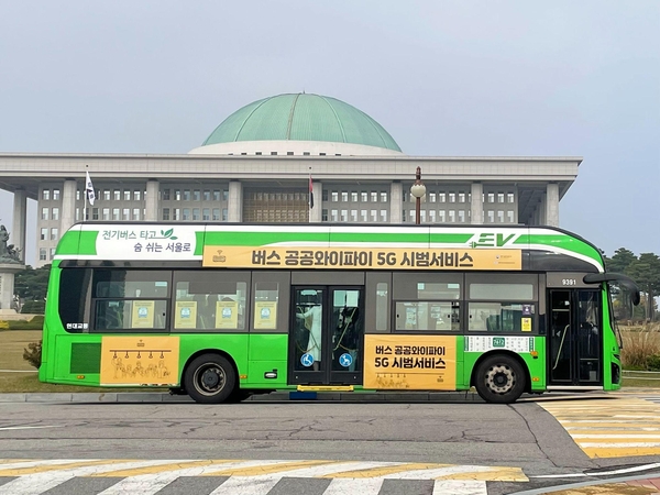 국회의사당 주변 도로를 도는 버스에서 5G 백홀 기반 버스 와이파이 시연 행사가 진행되고 있다. / 김평화 기자