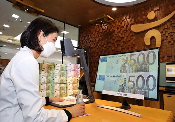  하나은행 위변조대응센터 연구원이 초정밀로 제작된 500 유로화 위폐를 살펴보고 있다. / 하나은행