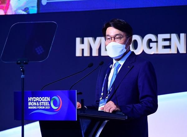 서울 삼성동 그랜드 인터콘티넨탈 파르나스에서 열린 HyIS 2021 개막식에서 최정우 포스코그룹 회장이 개회사를 하고 있다. / 포스코