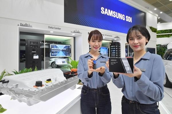 삼성SDI 직원들이 인터배터리 2020 산업전에서 배터리 제품을 소개하고 있다/ 삼성SDI