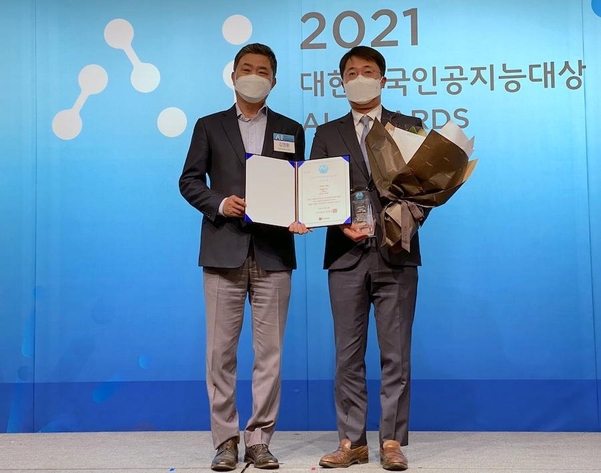 허준 쿠팡 상무(오른쪽)와 AI대상 심사위원장인 김영환 인공지능연구원장 / IT조선