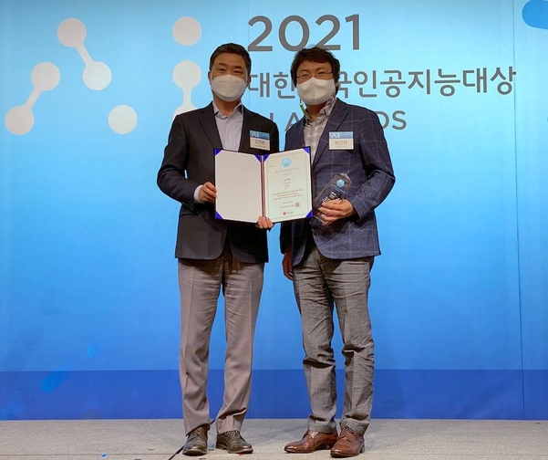 박근한 NHN AI사업본부장(오른쪽)과 김영환 인공지능연구원 원장 / IT조선