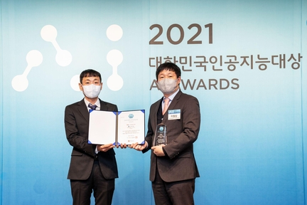 2021 대한민국 인공지능대상 특별상을 수상한 이철상 제이제이모터스 대표(오른쪽) / IT조선