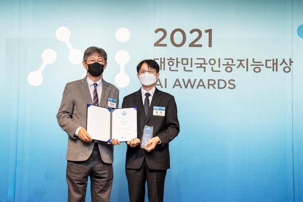 송의 알서포트 부사장(오른쪽)이 2021 대한민국 인공지능대상을 수상 후 기념활영을 하고 있다. / IT조선