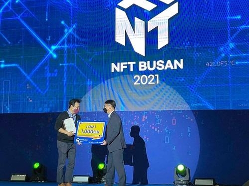 플레이V가 ‘NFT 부산 2021’에서 스타트업 IR 대상을 수상했다. / 플레이V​​