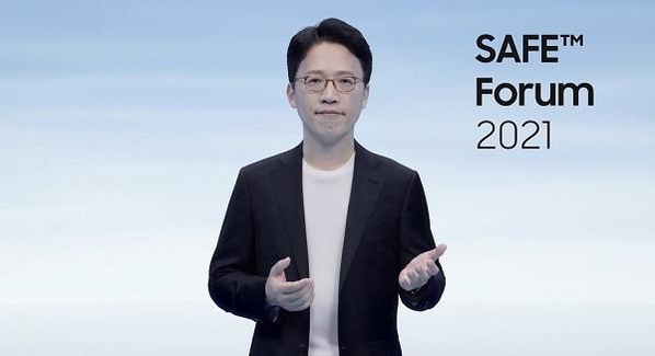 이상현 삼성전자 파운드리사업부 디자인플랫폼 개발실 전무가 18일 열린 삼성전자 'SAFE(Samsung Advanced Foundry Ecosystem) 포럼 2021'에서 기조연설을 하는 모습 / 삼성전자