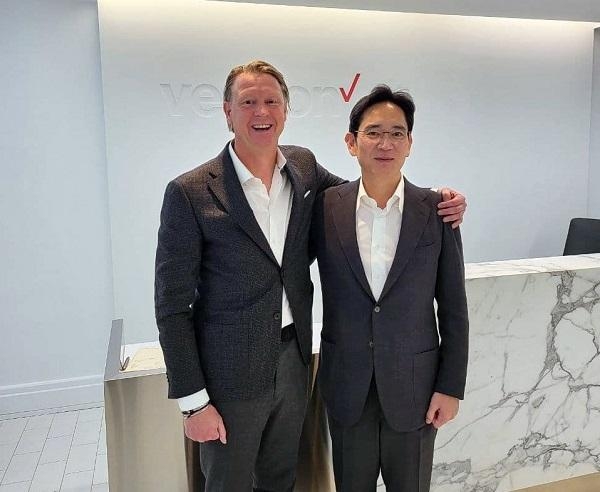 이재용 삼성전자 부회장(오른쪽)과 한스 베스트베리 버라이즌 최고경영자(CEO)가 17일 버라이즌의 미국 뉴저지주 본사에서 기념촬영을 하고 있다. / 삼성전자