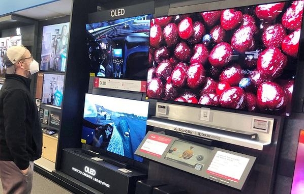 연말 쇼핑시즌을 앞두고 미국 필라델피아 인근에 위치한 베스트바이(BestBuy) 매장을 찾은 고객이 LG 올레드 TV를 살펴보고 있다. / LG전자
