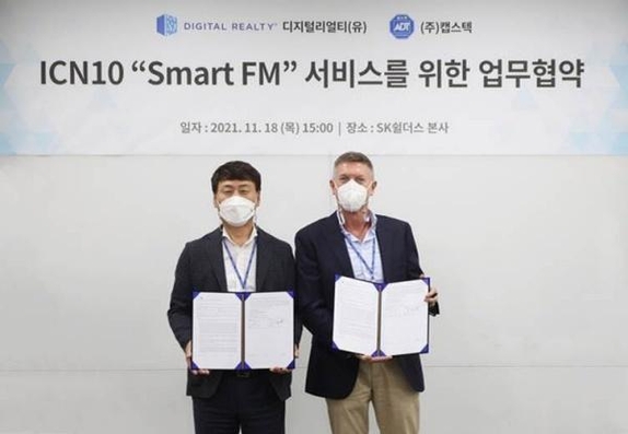 캡스텍 박세영 대표(왼쪽)와 존 커리 디지털리얼티 APAC 운영부사장 / SK쉴더스