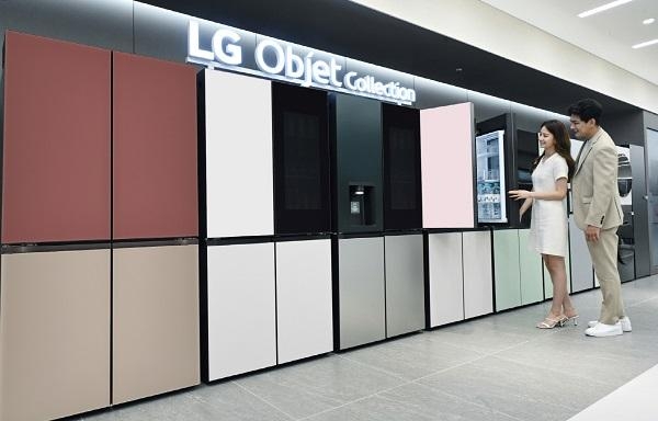 LG전자 모델이 필요에 따라 디자인과 기능을 선택할 수 있는 LG 오브제컬렉션 상냉장 하냉동 제품들을 소개하고 있다. / LG전자