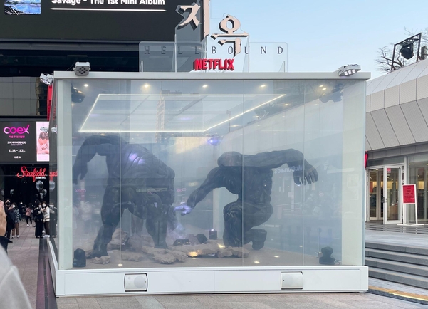 코엑스 밀레니엄 광장에 설치된 지옥의 사자들 모형 모습 / 김평화 기자