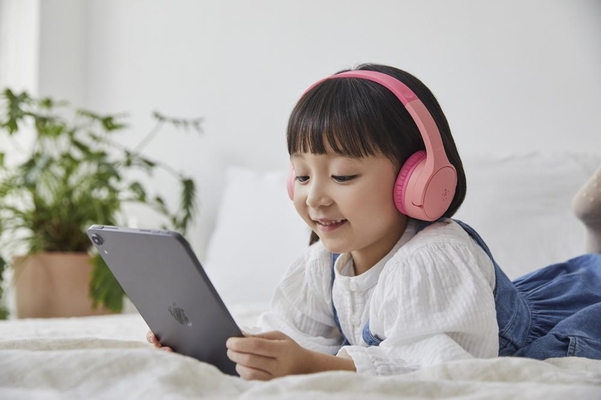 공식 홍보 모델 아역배우 안태린이 ‘사운드폼미니 어린이용 무선 온이어 헤드폰’ 핑크색상 제품을 착용한 모습 / 벨킨