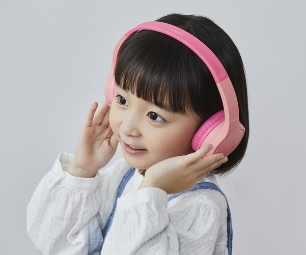 어린이 모델이 벨킨 사운드폼 미니 어린이용 무선 온이어 헤드폰을 착용한 모습 / 벨킨