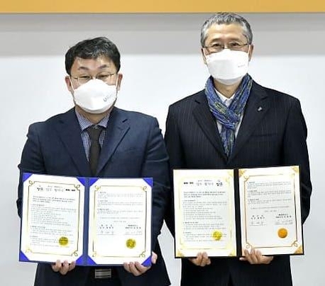 장영수 장수군수(왼쪽), 김대영 메가커피 대표 / 메가엠지씨커피