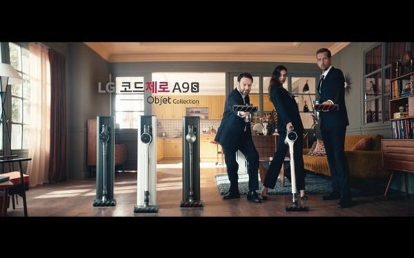 광고 속 비밀요원들이 신개념 청소기 거치대 올인원타워와 LG 코드제로 A9S를 소개하고 있다. / LG전자