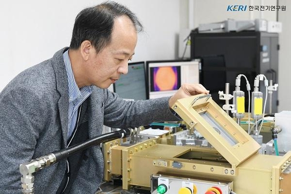 '스마트 마이크로피 가열 기술'을 개발한 정순신 한국전기연구원 박사가 관련 장치를 살펴보고 있다. / 한국전기연구원