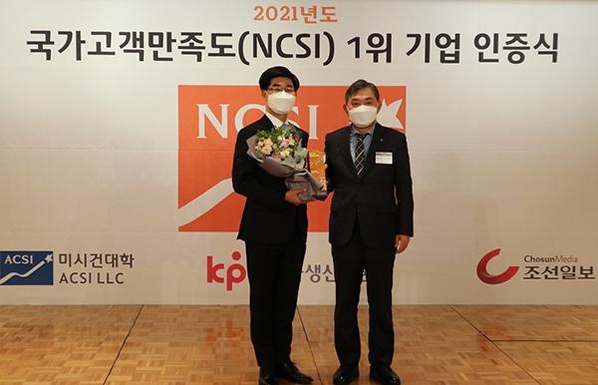 신한은행 박현준 부행장(왼쪽)과 홍준호 조선일보 대표가 기념촬영을 하고 있다. / 신한은행