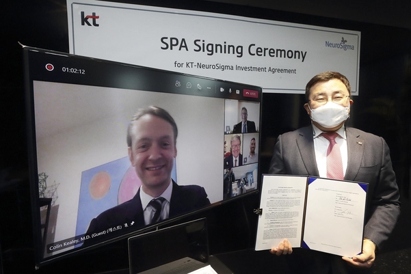 송재호 KT AI/DX융합사업부문장(오른쪽)이 콜린 킬리 뉴로시그마 부사장과 온라인으로 주식매매계약(SPA) 행사를 진행했다. / KT