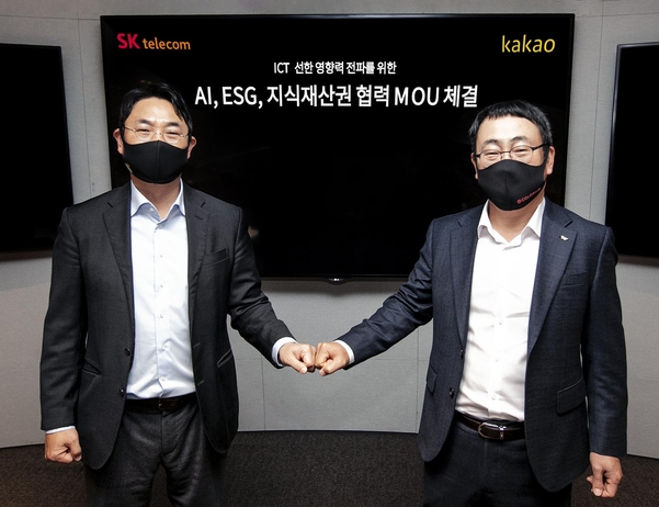 여민수 카카오 공동대표(왼쪽)와 유영상 SK텔레콤 대표가 3월 업무협약(MOU) 체결 후 기념사진을 촬영한 모습 / SK텔레콤
