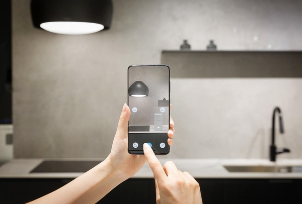 코웨이는 AR 기술을 활용해 집 안에 정수기, 공기청정기 등을 가상으로 설치하도록 돕는 AR 카탈로그 앱을 선보였다. / 코웨이