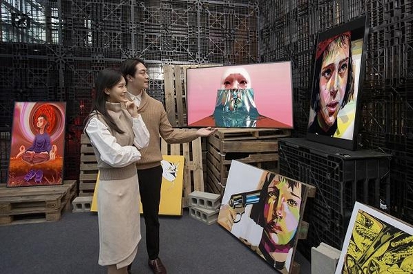 삼성전자 모델이 코엑스에서 열리는 '코엑스 윈터 갤러리 2021'에서 라이프스타일 TV를 통해 전시되는 디지털 작품들을 소개하고 있다. / 삼성전자