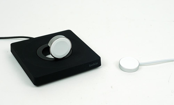 작고 가벼운 애플 정품 마그네틱 급속 충전기(오른쪽)에 비해 벨킨 애플워치용 고속 충전기(왼쪽)는 휴대용보다 탁상용으로 쓰는게 더 편하다. / 최용석 기자
