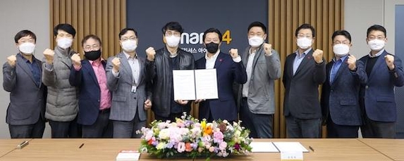 김장욱 이마트24 대표(오른쪽 다섯 번째), 박병욱 이마트24 경영주 협의회장(왼쪽 다섯 번째)과 임원, 운영진이 상생협약식 체결 후 기념촬영을 하고 있다. / 이마트24