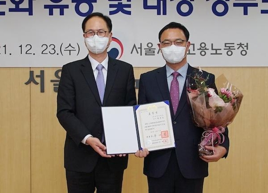 (오른쪽부터) 최경호 세븐일레븐 대표, 이헌수 서울지방고용노동청장