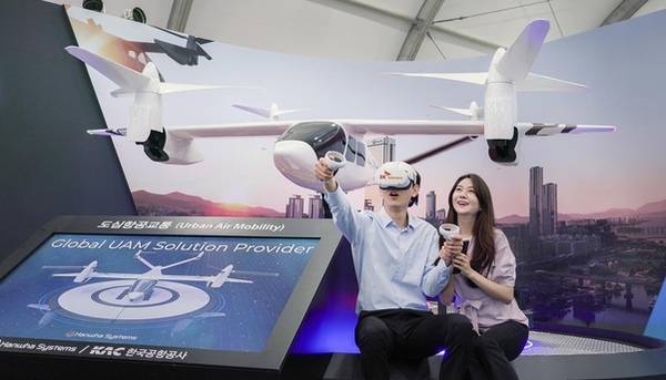 SK텔레콤은 2021년 6월 2021 서울모빌리티엑스포에 참여해 가상현실(VR) 기반의 UAM 탑승 체험을 제공했다. 사진은 SK텔레콤 모델이 VR 기반 UAM 탑승을 체험해보고 있는 모습. / SK텔레콤