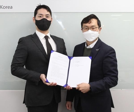 이상진 동원F&B 전략사업부장(오른쪽)과 모성현 비엠스마일 한국 대표 / 동원F&B