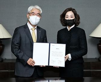 구지은 아워홈 부회장(오른쪽)과 김기환 KB손해보험 대표 / 아워홈