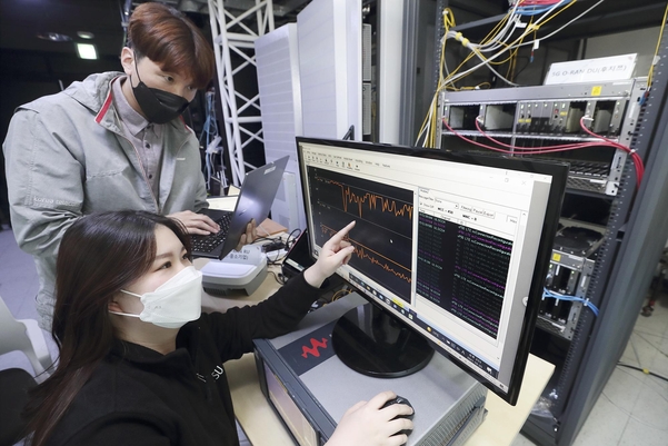 KT 연구원과 후지쯔 연구원이 서울 KT 융합기술원에 구축한 Open RAN 테스트베드에서 멀티벤더 연동 시험을 진행하고 있다. / KT