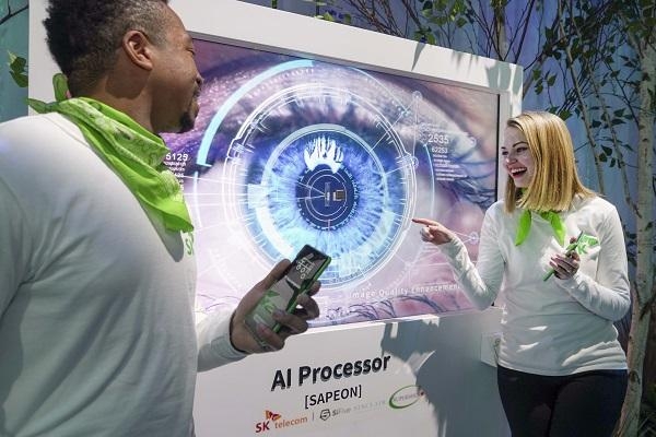 SK텔레콤이 SK 관계사와 함께 마련한 CES 2022 공동 전시 부스에서 모델들이 AI 반도체 ‘사피온(SAPEON)’을 소개하는 모습 / SK텔레콤