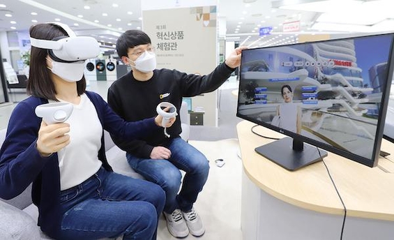 롯데하이마트 월드타워점에서 열리는 ‘제3회 혁신상품 체험관’에서 모델들이 VR기기를 활용해 가상의 하이마트 매장을 체험하고 있다. / 롯데하이마트