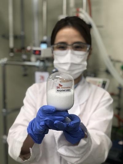 SK이노베이션 연구원이 폐배터리에서 추출한 수산화리튬을 살펴보고 있다.  / SK이노베이션