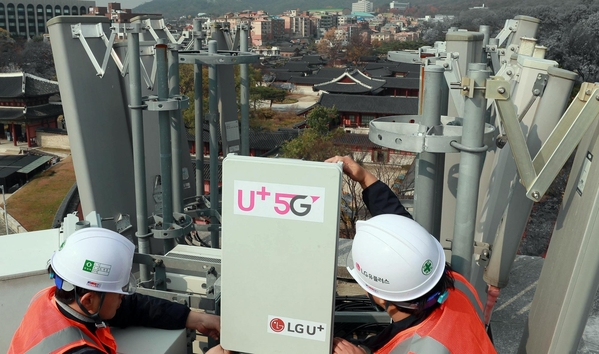 LG유플러스 직원이 5G 기지국을 점검하고 있다. / LG유플러스