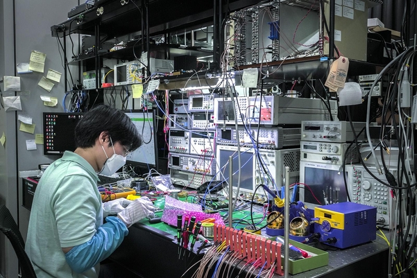 SKT 직원이 양자암호통신 장비를 점검하는 모습 / SKT