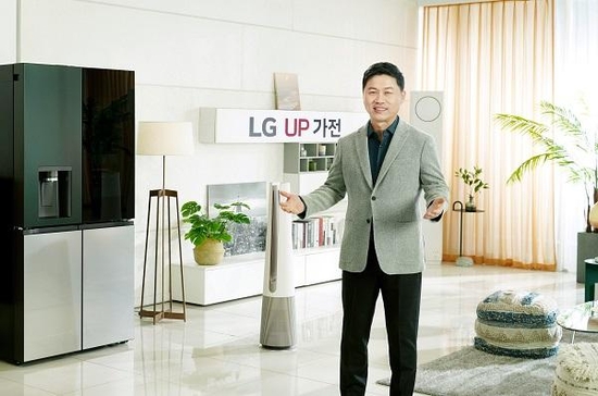 류재철 LG전자 H&A사업본부장(부사장)이 25일 ‘UP가전(업 가전)’을 소개하고 있다. / LG전자