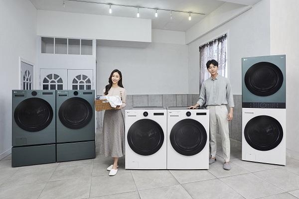 LG전자 모델이 LG 트롬 세탁기·건조기(가운데), 오브제컬렉션 색상인 LG 트롬 세탁기·건조기(왼쪽), 원바디 세탁건조기 LG 트롬 워시타워 오브제컬렉션을 소개하고 있다. / LG전자