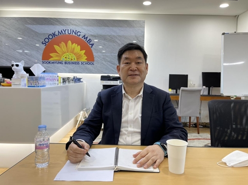 문형남 숙명여대 경영전문대학원 교수가 인터뷰를 하고 있다. /임국정 기자