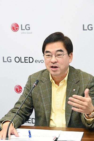 박형세 LG전자 HE사업본부장이 1월 4일 간담회에서 2022년형 TV 라인업과 사업전략을 소개하고 있다. / LG전자