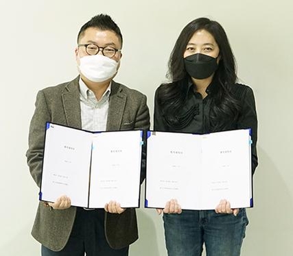 홍준 중고나라 대표(왼쪽), 김희수 라이트브라더스 대표 / 중고나라