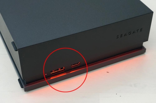 제품 정면에 2포트 USB 허브를 제공해 추가 주변기기를 연결하기 쉽다. / 최용석 기자