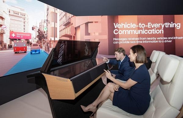 CES 2022가 열린 미국 라스베이거스 컨벤션 센터의 삼성전자 전시관에서 삼성전자 모델이 AR 기반의 미래 차량 운전 경험을 체험하고 있다. / 삼성전자