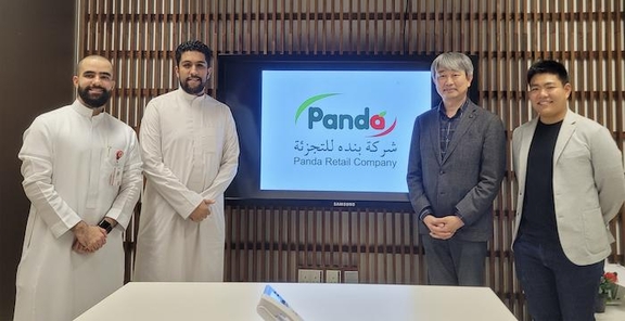15일 사우디아라비아에서 문용욱 삼양식품 이사회 의장(오른쪽 두 번째)이 판다 리테일(PANDA Retail) 관계자들과 기념사진을 촬영하고 있다. / 삼양식품