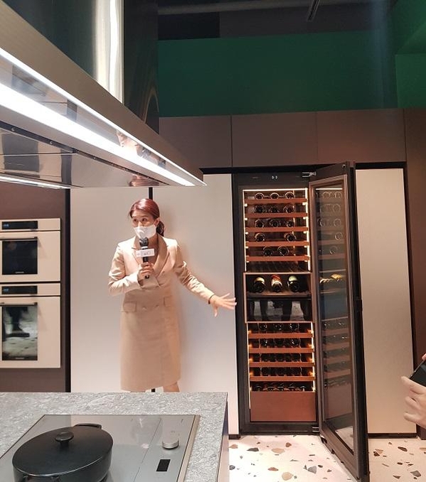 삼성전자 직원이 비스포크 인피니트 라인으로 출시하는 와인냉장고를 소개하고 있다. / 이광영기자