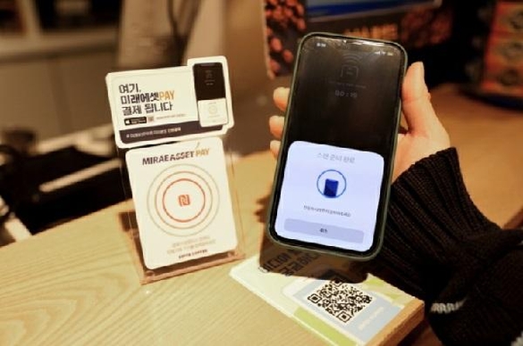 이디야커피가 아이폰 기반의 NFC 결제 서비스 미래에셋PAY를 도입했다. / 이디야